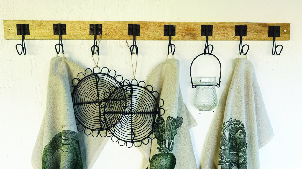 SIMPLE WOODEN RACK WITH 8 HOOKS 80x5cm /2 - Casa Verde
